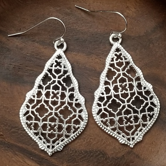 Jewelry - NEW! 💎 Silver Drop Earrings💎 Filigree Hollow